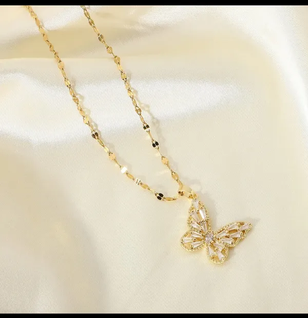 Gold_Alloy_Pendant_Necklace_For_Women