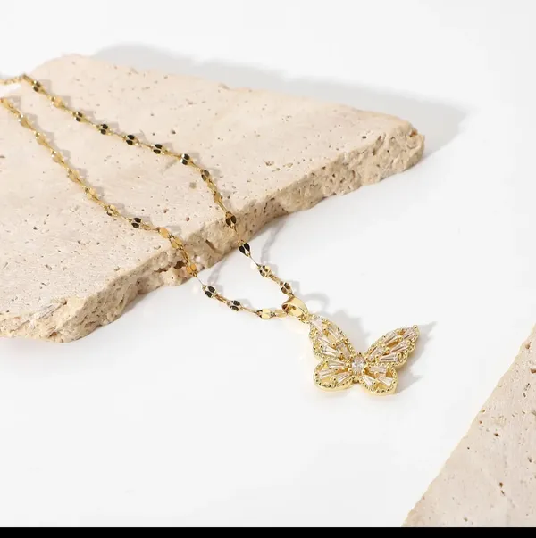 Gold_Alloy_Pendant_Necklace_For_Women