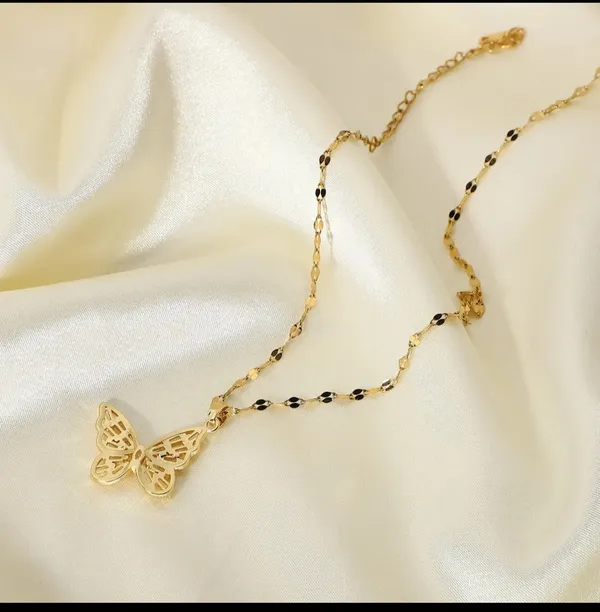 Gold_Alloy_Pendant_Necklace_For_Women