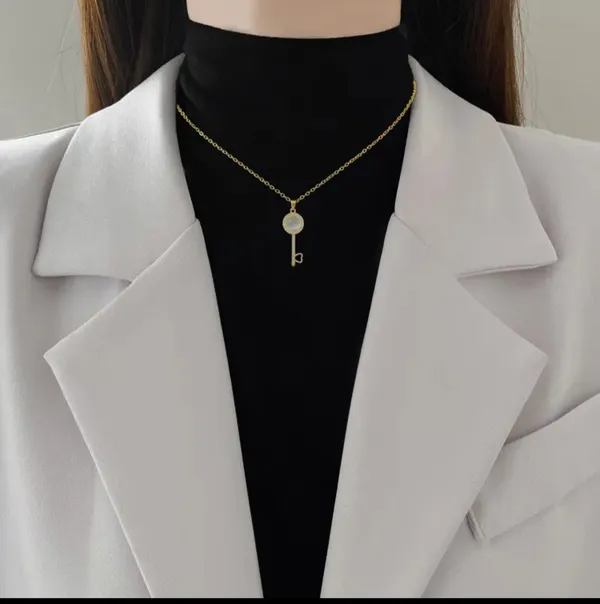 Gold_Alloy_Pendant_Necklace_For_Women
