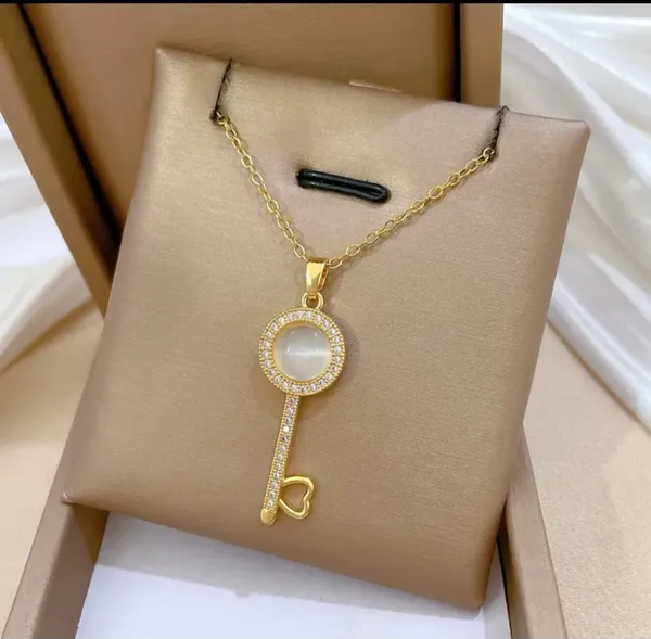 Gold_Alloy_Pendant_Necklace_For_Women