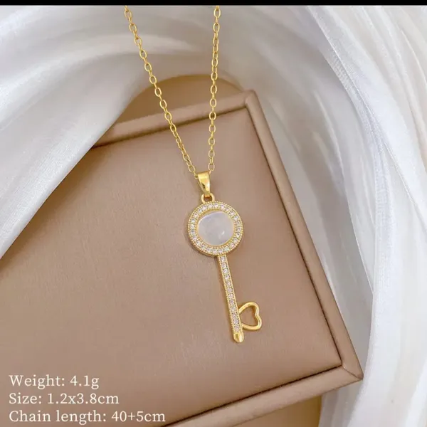 Gold_Alloy_Pendant_Necklace_For_Women