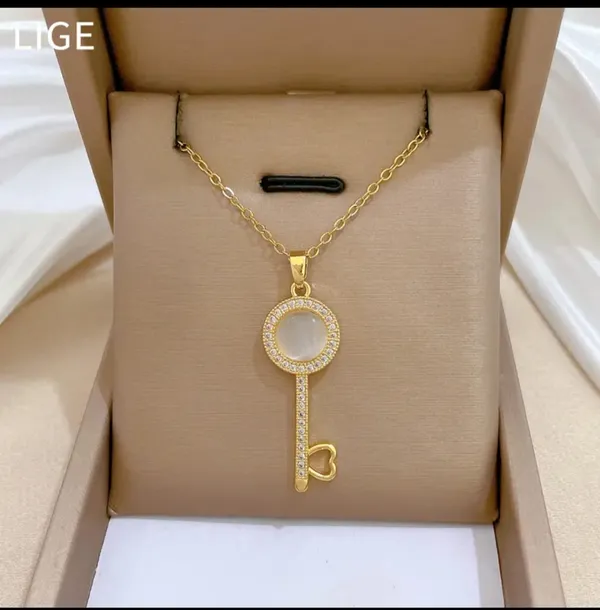 Gold_Alloy_Pendant_Necklace_For_Women