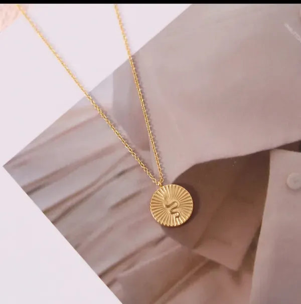 Gold_Alloy_Pendant_Necklace_For_Women
