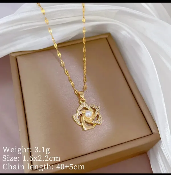 Gold_Alloy_Pendant_Necklace_For_Women