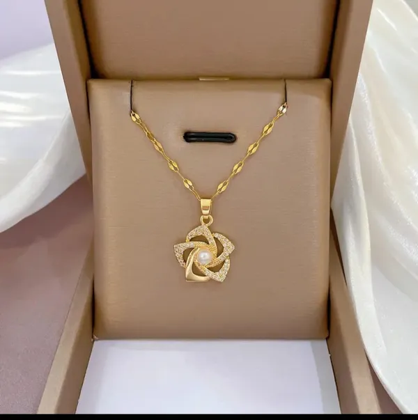 Gold_Alloy_Pendant_Necklace_For_Women