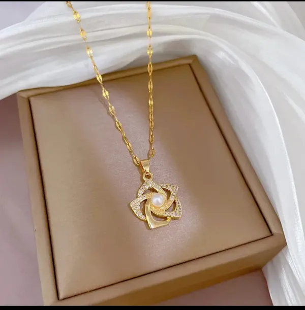 Gold_Alloy_Pendant_Necklace_For_Women