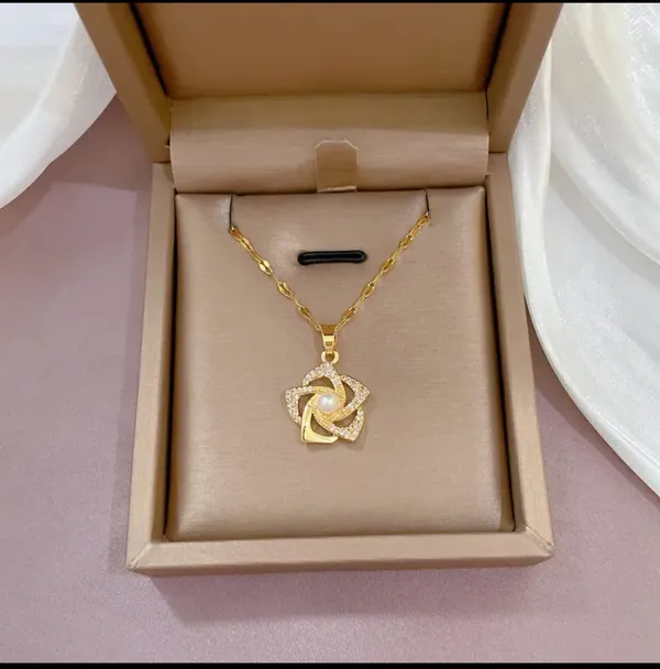Gold_Alloy_Pendant_Necklace_For_Women