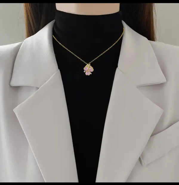 Gold_Alloy_Pendant_Necklace_For_Women