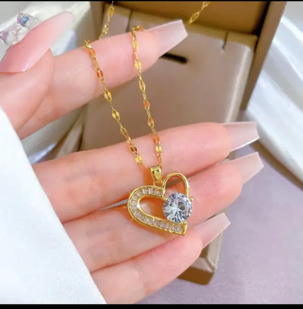 Gold_Alloy_Pendant_Necklace_For_Women