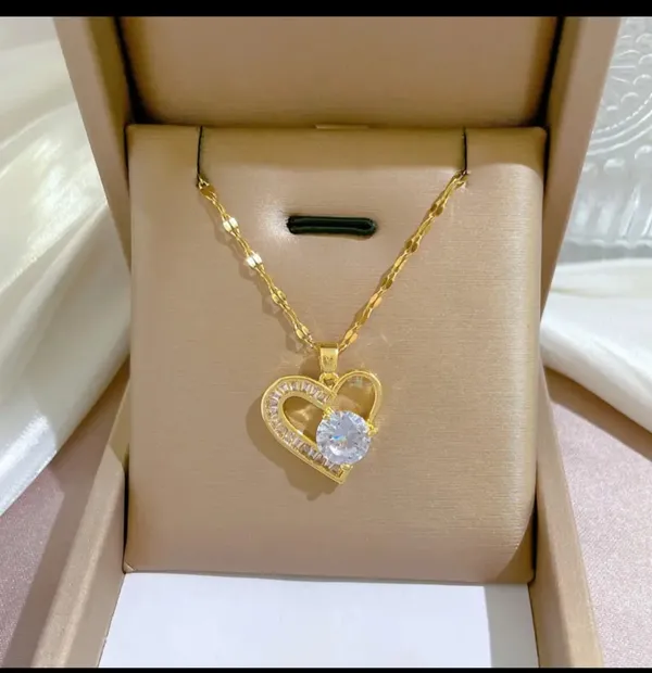 Gold_Alloy_Pendant_Necklace_For_Women
