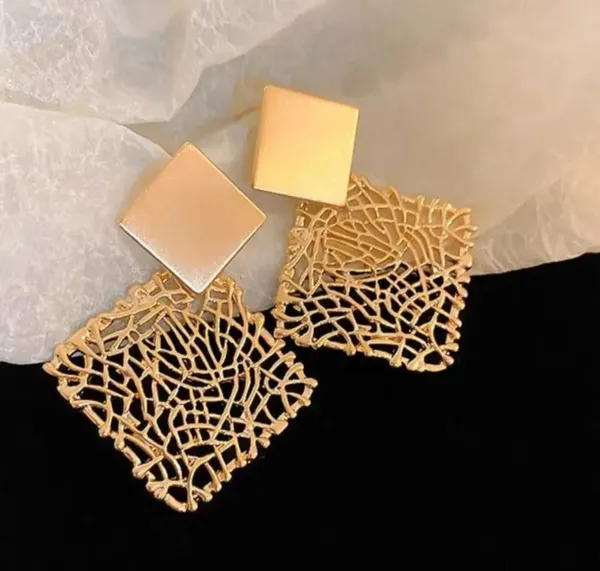 Gold_Filigree_Dangling_Earrings_With_Square_Shape_And_Intricate_Geometric_Design_For_Women_To_Wear_At_Formal_Events_And_Parties