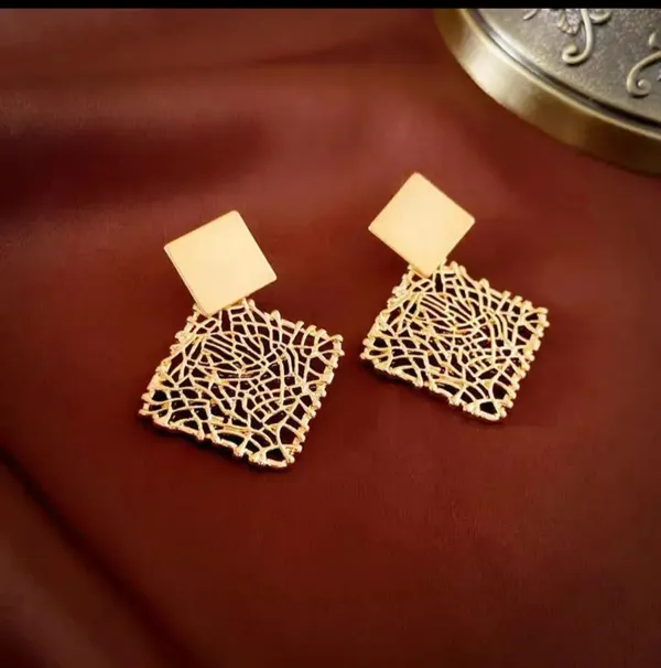 Gold_Filigree_Dangling_Earrings_With_Square_Shape_And_Intricate_Geometric_Design_For_Women_To_Wear_At_Formal_Events_And_Parties