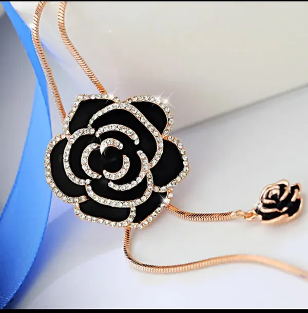 Gold_Alloy_Pendant_Necklace_For_Women