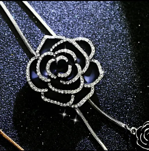 Gold_Alloy_Pendant_Necklace_For_Women