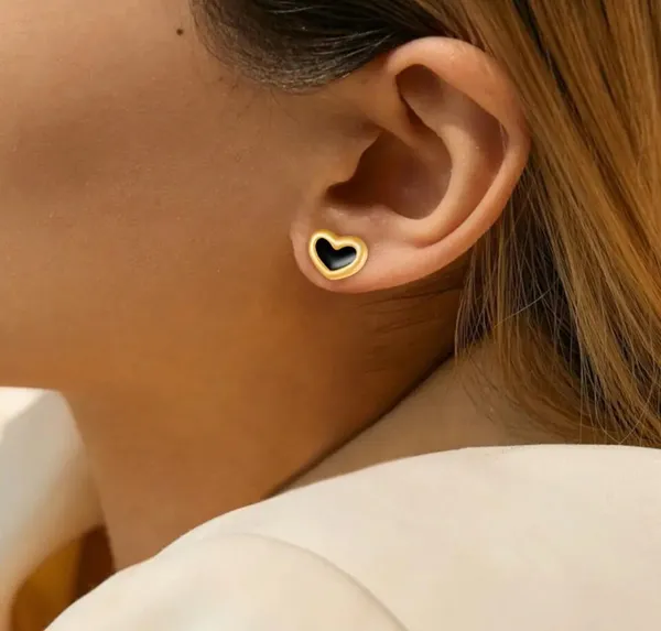 Elegant_Black_Heart_Stud_Earrings_For_Women_Gold_Tone_Heart_Shaped_Fashion_Earrings_Minimalist_Cute_Statement_Jewellery_For_Party_Office_Festive_And_Everyday_Wear