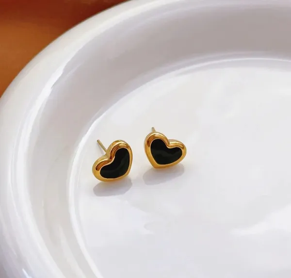 Elegant_Black_Heart_Stud_Earrings_For_Women_Gold_Tone_Heart_Shaped_Fashion_Earrings_Minimalist_Cute_Statement_Jewellery_For_Party_Office_Festive_And_Everyday_Wear
