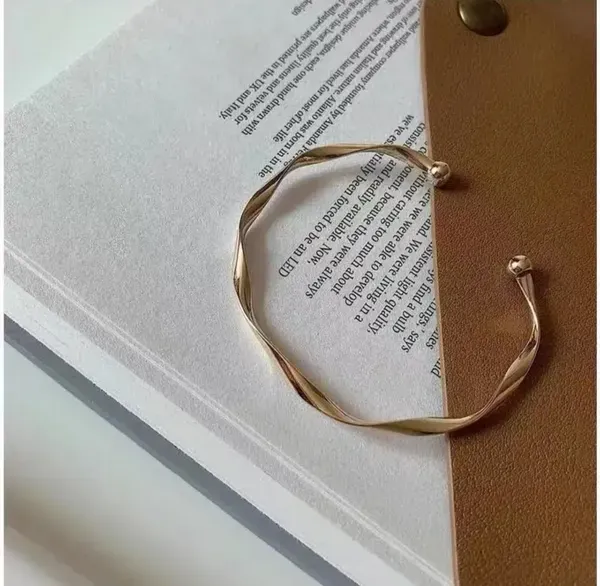 Gold_Alloy_Bracelet_For_Women