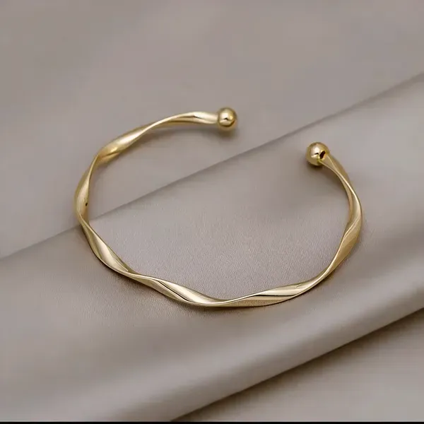Gold_Alloy_Bracelet_For_Women