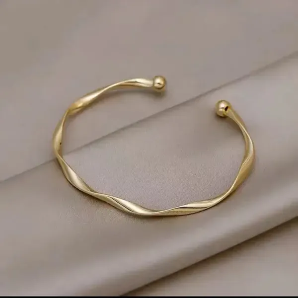 Gold_Alloy_Bracelet_For_Women