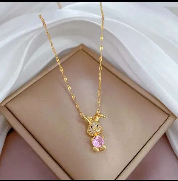 Gold_Alloy_Pendant_Necklace_For_Women