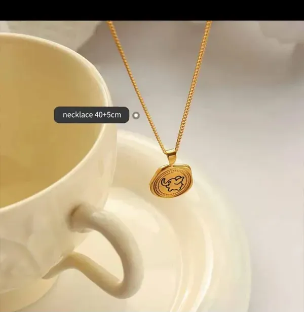 Gold_Alloy_Pendant_Necklace_For_Women