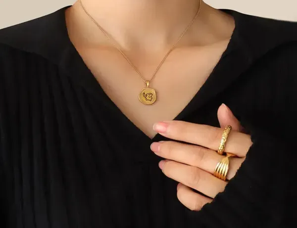 Gold_Alloy_Pendant_Necklace_For_Women