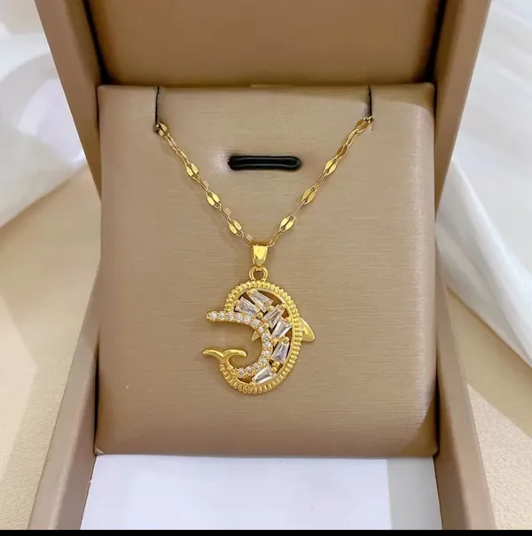 Gold_Alloy_Pendant_Necklace_For_Women
