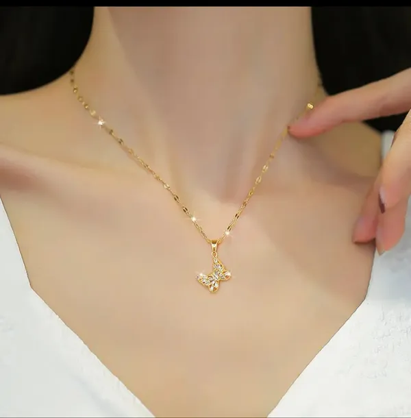 Gold_Alloy_Pendant_Necklace_For_Women