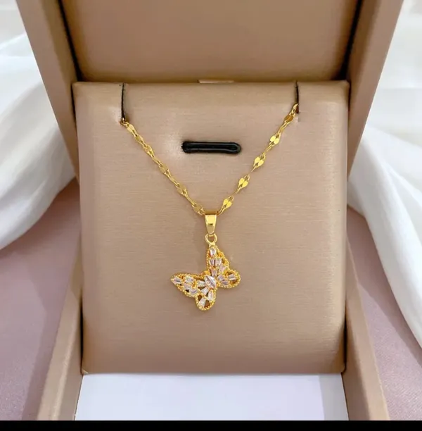 Gold_Alloy_Pendant_Necklace_For_Women