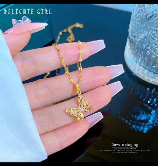 Gold_Alloy_Pendant_Necklace_For_Women