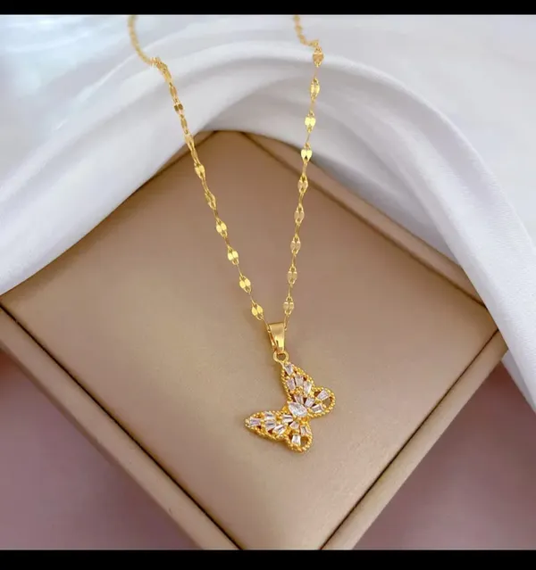 Gold_Alloy_Pendant_Necklace_For_Women