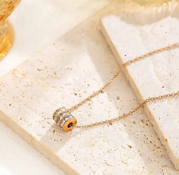 Gold_Alloy_Pendant_Necklace_For_Women