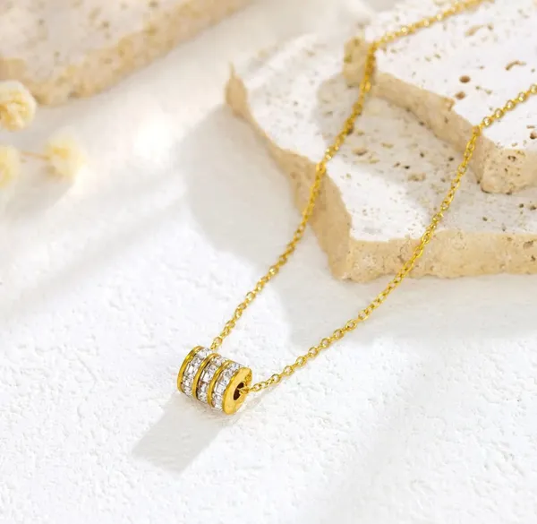 Gold_Alloy_Pendant_Necklace_For_Women