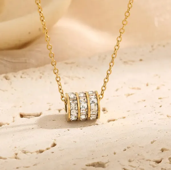 Gold_Alloy_Pendant_Necklace_For_Women