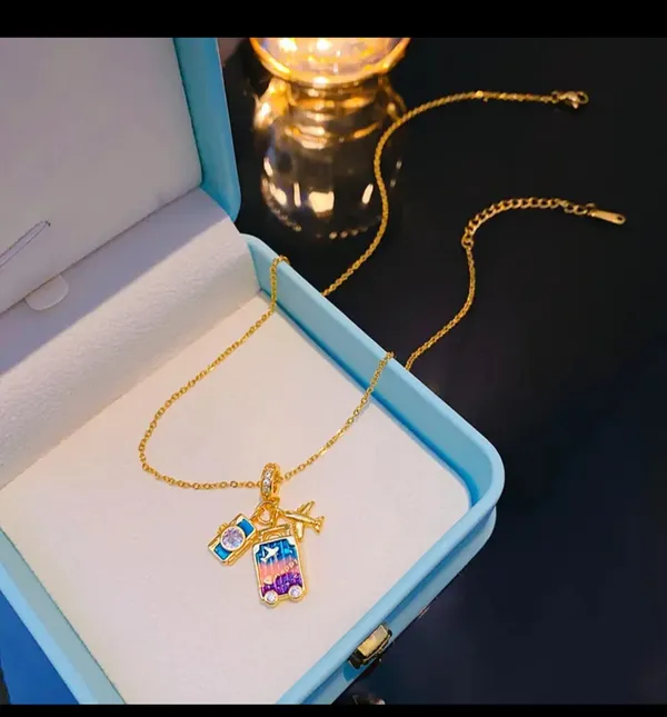 Gold_Alloy_Pendant_Necklace_For_Women