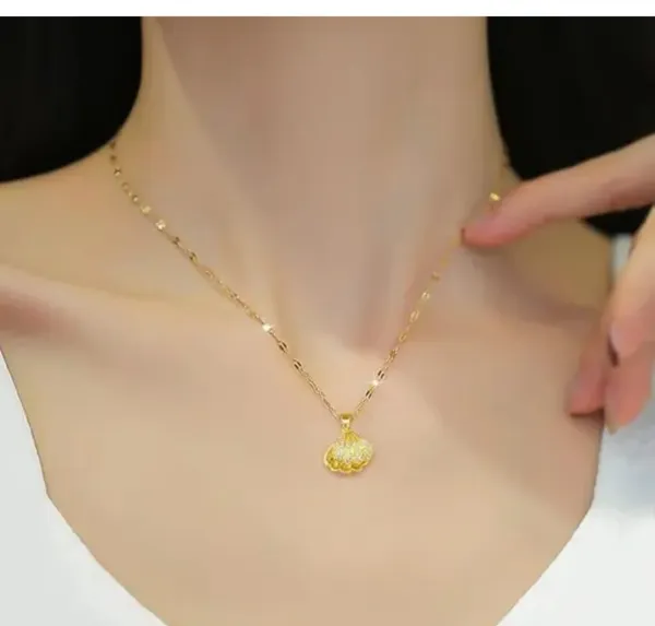 Gold_Alloy_Pendant_Necklace_For_Women
