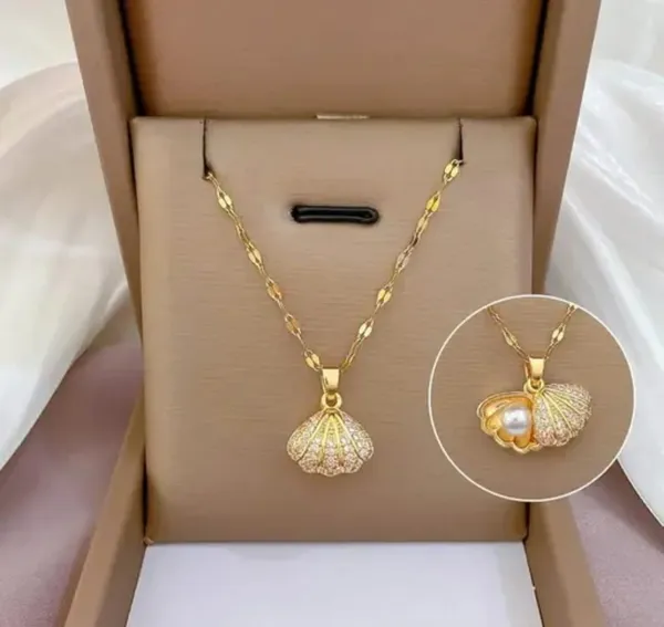 Gold_Alloy_Pendant_Necklace_For_Women