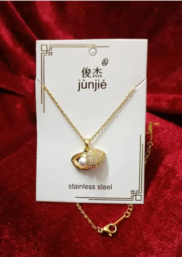 Gold_Alloy_Pendant_Necklace_For_Women