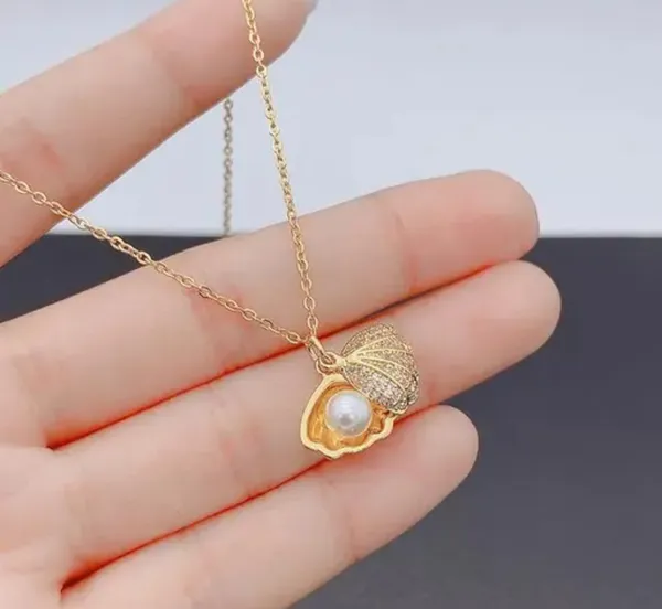 Gold_Alloy_Pendant_Necklace_For_Women