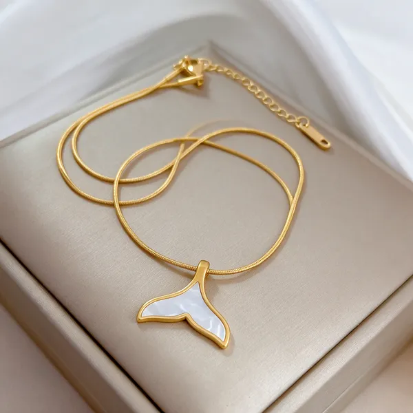 Gold_Alloy_Pendant_Necklace_For_Women