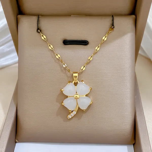 Gold_Alloy_Pendant_Necklace_For_Women