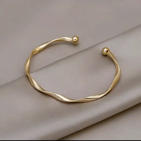 Gold_Alloy_Bracelet_For_Women