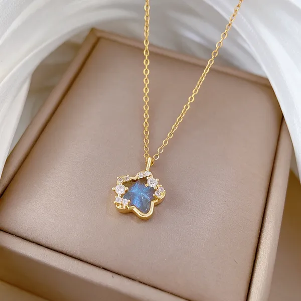 Gold_Alloy_Pendant_Necklace_For_Women