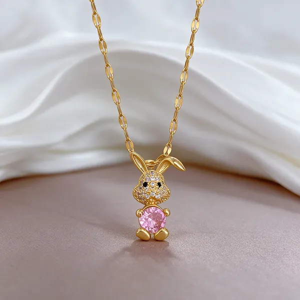 Gold_Alloy_Pendant_Necklace_For_Women