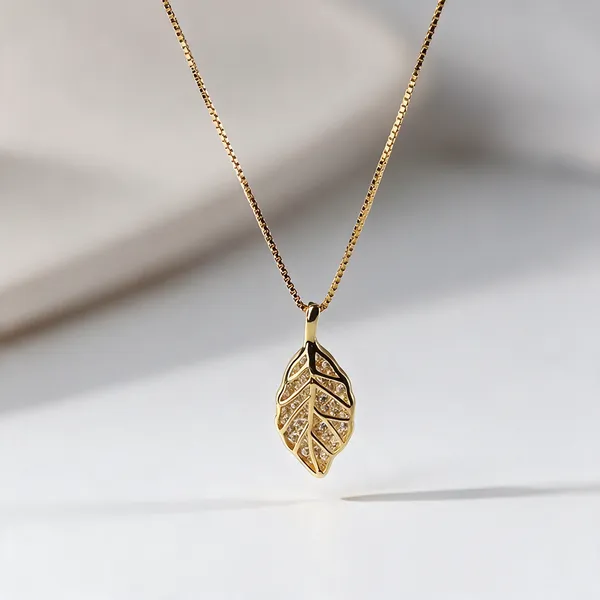 Gold_Alloy_Pendant_Necklace_For_Women