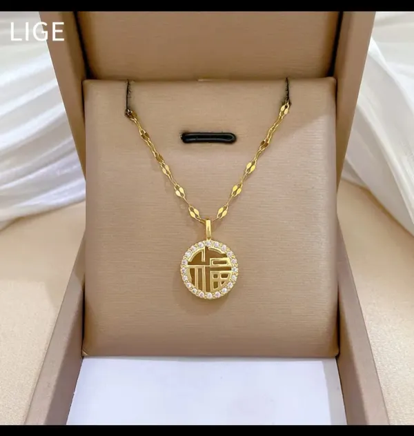 Gold_Alloy_Pendant_Necklace_For_Women