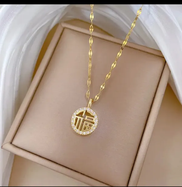 Gold_Alloy_Pendant_Necklace_For_Women