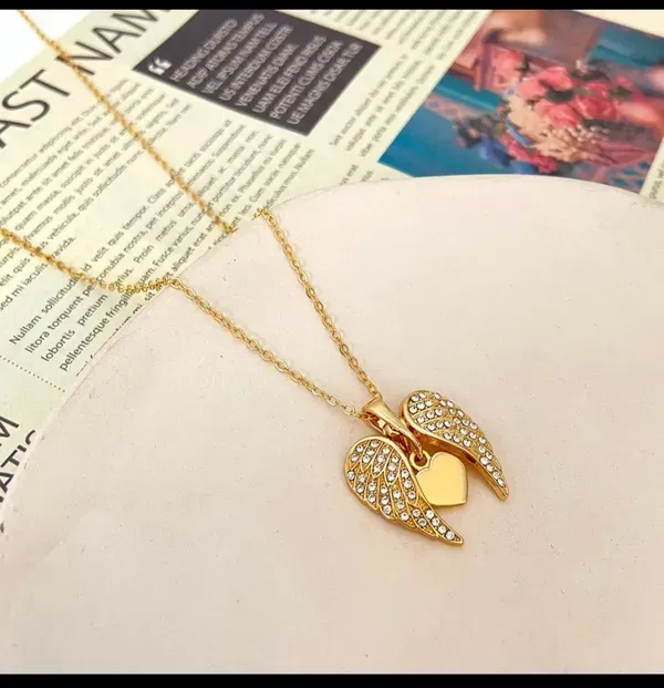 Gold_Alloy_Pendant_Necklace_For_Women