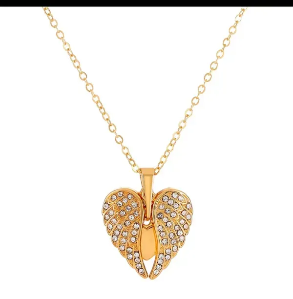 Gold_Alloy_Pendant_Necklace_For_Women
